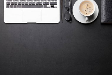 Dizüstü bilgisayar ve kahve ile Ofis işyeri masa