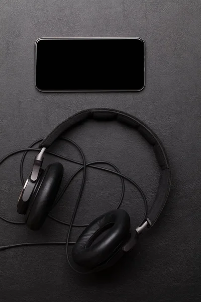 Fones de ouvido e smartphone — Fotografia de Stock