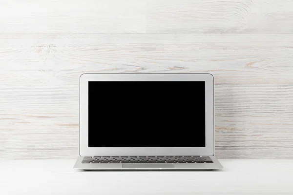 Lieu de travail de bureau à domicile avec ordinateur portable à écran blanc — Photo