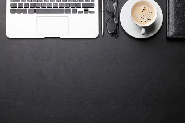 Büroarbeitstisch mit Laptop und Kaffee — Stockfoto
