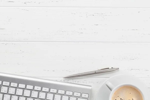 Büroarbeitstisch mit Kaffee und Computer — Stockfoto