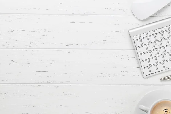 Office werkplek tafel met koffie en computer — Stockfoto