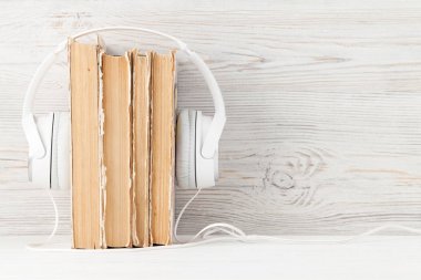 Kitap ve kulaklıklı ev ofis