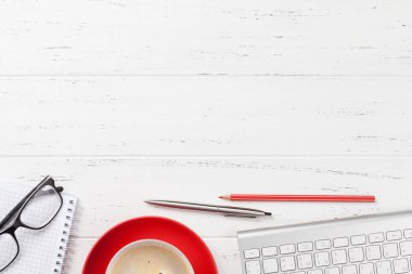 Kahve, malzeme ve bilgisayar ile Ofis işyeri masa
