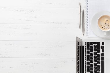 Kahve, malzeme ve bilgisayar ile Ofis işyeri masa