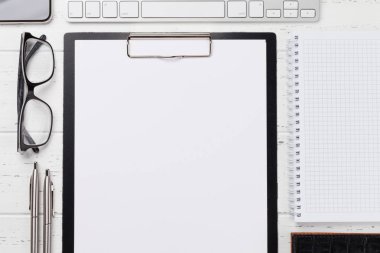 Boş kağıt sayfalı Office çalışma alanı tablosu