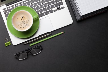 Kahve, malzeme ve bilgisayar ile Ofis işyeri masa