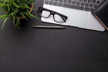 Tesis, sarf malzemeleri ve bilgisayar lı ofis işyeri tablosu