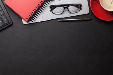Kahve, malzeme ve bilgisayar ile Ofis işyeri masa