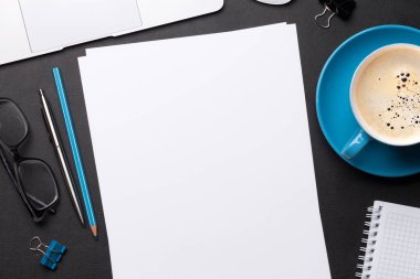 Boş kağıt sayfalı Office çalışma alanı tablosu