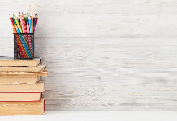 Thuiskantoor werkplek met stapel oude boeken — Stockfoto