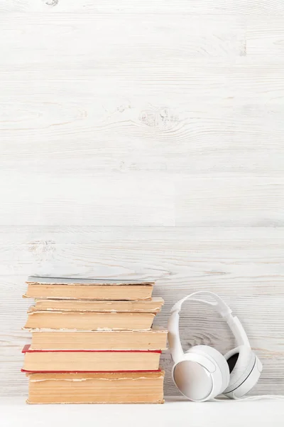 Thuiskantoor met boeken en hoofdtelefoons — Stockfoto