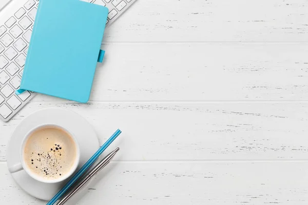 Mesa de escritório com café, suprimentos e computador — Fotografia de Stock