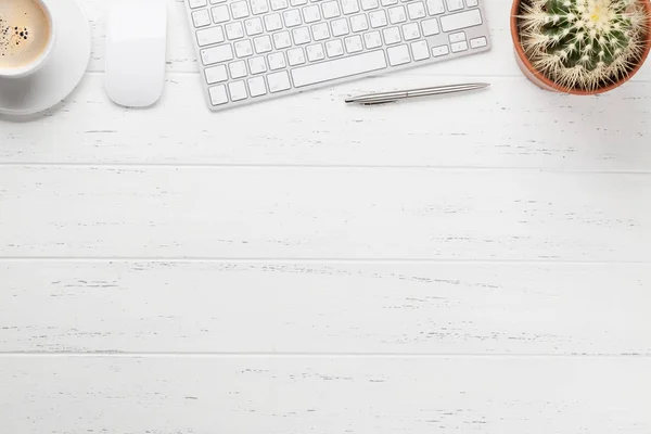 Office werkplek tafel met koffie en benodigdheden — Stockfoto