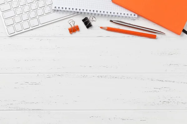 Mesa de escritório com suprimentos e computador — Fotografia de Stock