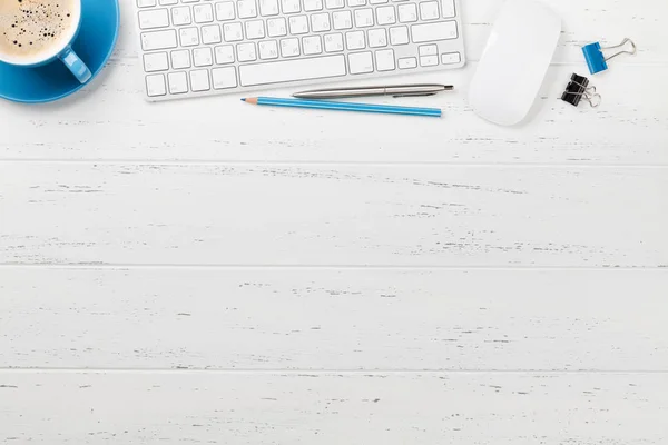 Office werkplek tafel met koffie, benodigdheden en computer — Stockfoto