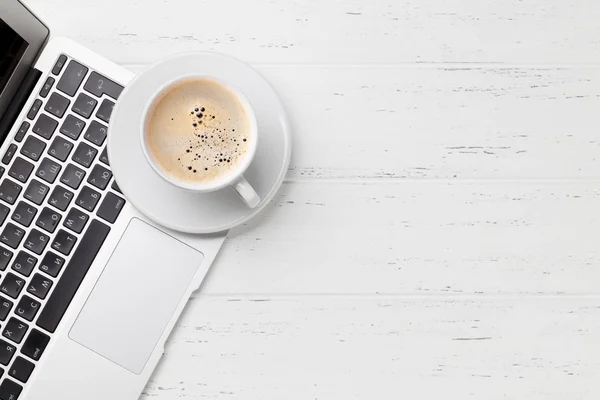Office werkplek tafel met koffie en laptop — Stockfoto
