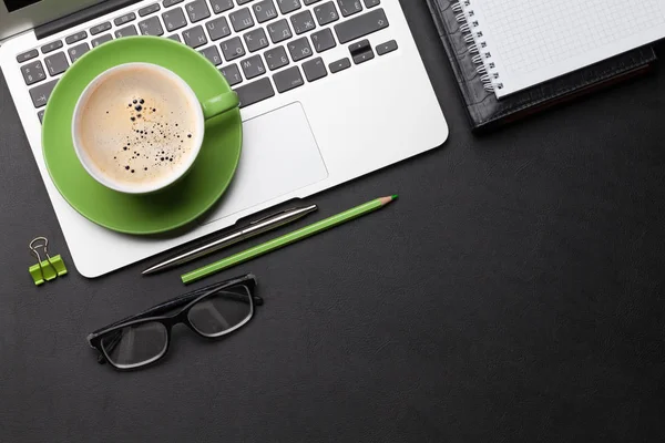 Büroarbeitstisch mit Kaffee, Zubehör und Computer — Stockfoto