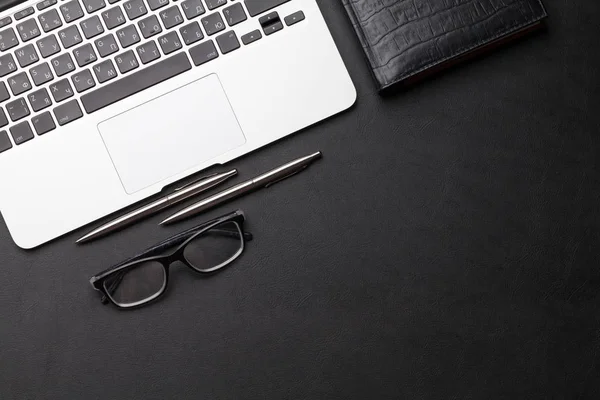 Mesa de escritório com suprimentos e computador — Fotografia de Stock