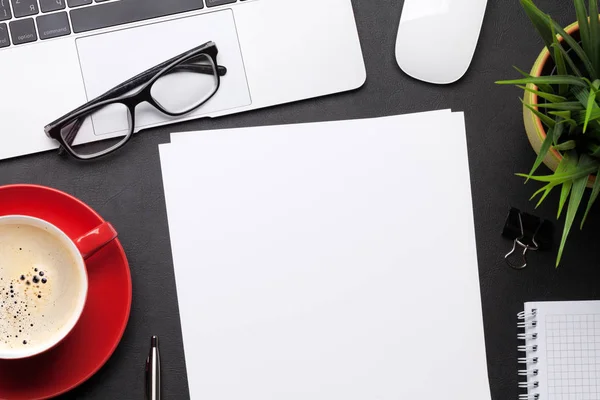 Mesa de oficina con papel en blanco — Foto de Stock