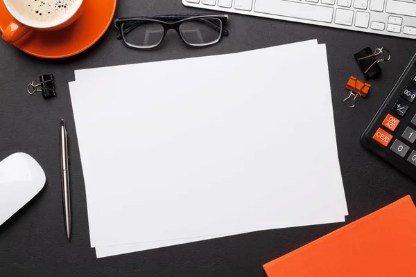 Mesa de escritório com folha de papel em branco — Fotografia de Stock