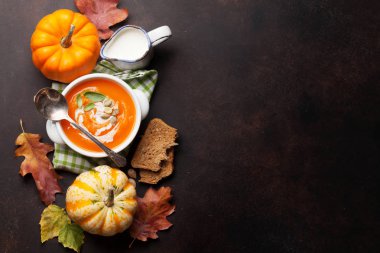 Sonbahar vejetaryen kabak kremaçorbası