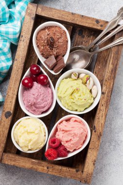 Fındık ve çilek ile dondurma