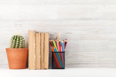 Eski kitap yığını ile Home ofis işyeri