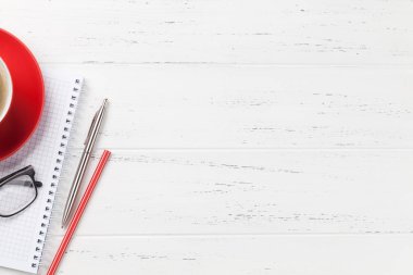 Kahve fincanı ve malzemeleri ile ofis masası