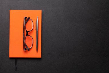 Gözlük ve malzeme ile Ofis işyeri masa