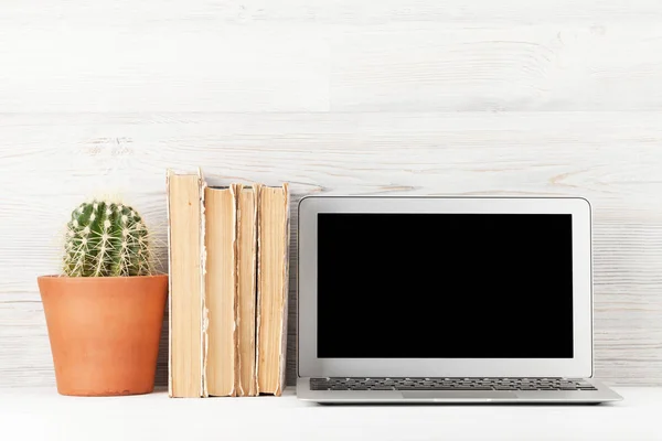 Home office local de trabalho com livros e laptop — Fotografia de Stock