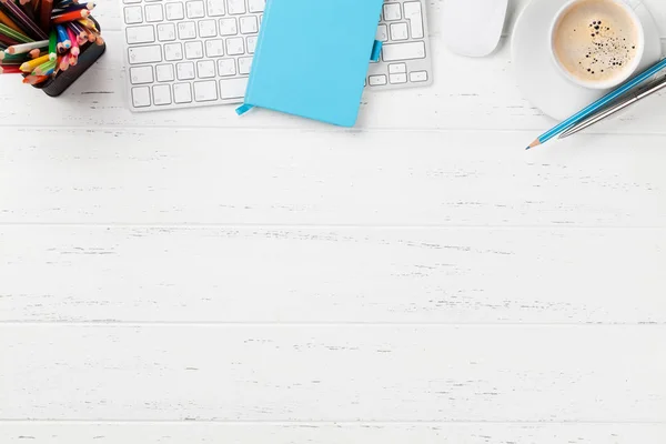 Table de bureau avec café, fournitures et ordinateur — Photo