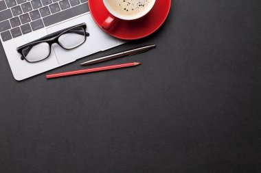 Kahve, malzeme ve bilgisayar ile ofis çalışma alanı