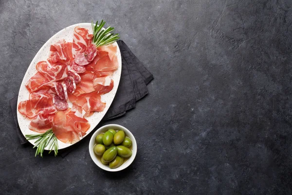 Іспанська Хамон, прошутто CRUDO Ham, італійські салямі — стокове фото