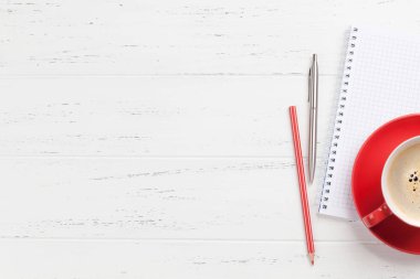 Kahve fincanı ve malzemeleri ile ofis masası