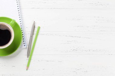 Kahve fincanı ve malzemeleri ile ofis masası