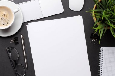 Boş kağıt sayfalı Office çalışma alanı tablosu