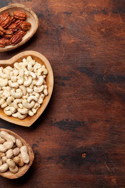 Olika nötter urval på träbord — Stockfoto