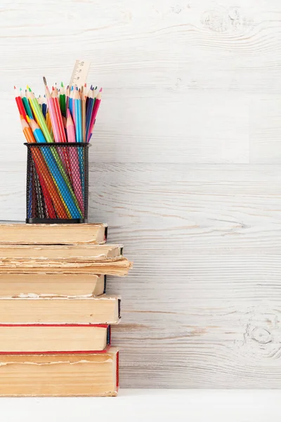 Thuiskantoor werkplek met stapel oude boeken — Stockfoto