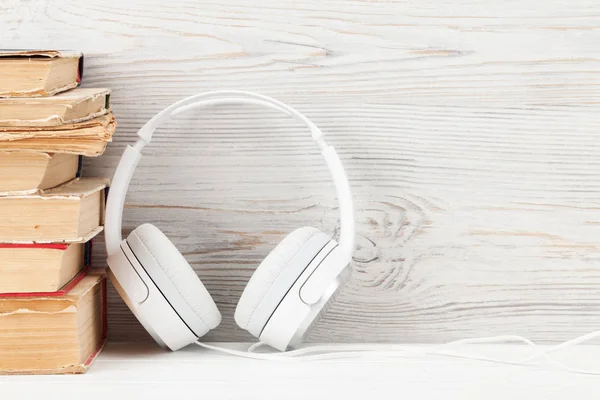 Oficina en casa con libros y auriculares — Foto de Stock