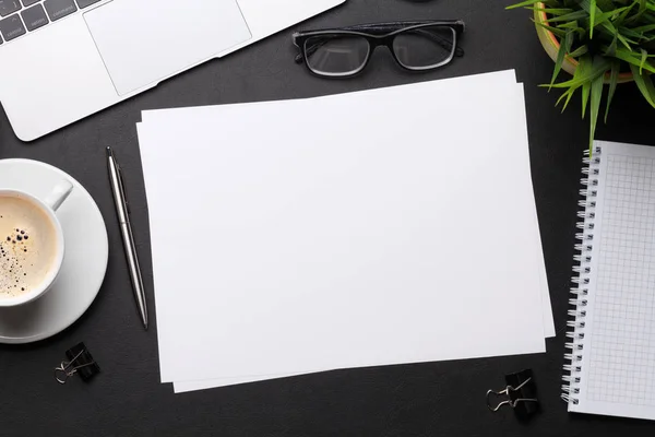 Mesa de escritório com folha de papel em branco — Fotografia de Stock