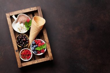 Böğürtlenli dondurma.