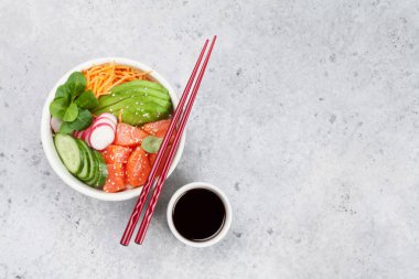 Somon ve sebze dolu bir kase.