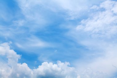 Mavi Gökyüzü ve Bulutlar