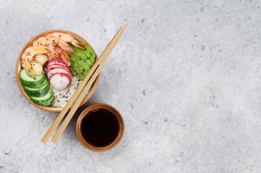 Karides ve sebze ile Poke kase