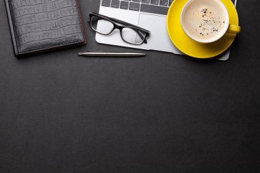 Kahve, malzeme ve bilgisayar ile ofis çalışma alanı