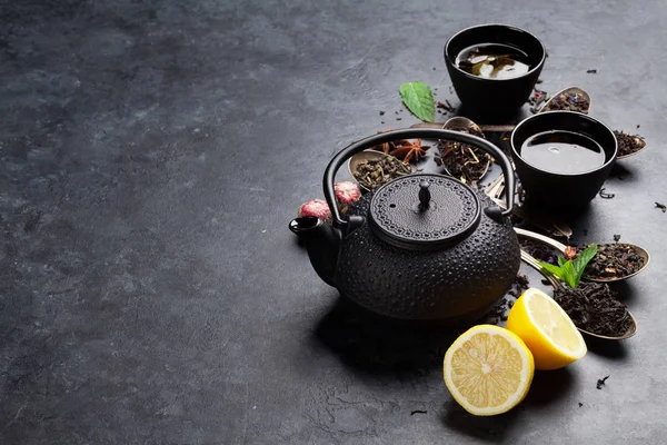 Varios té y tetera. Té negro, verde y rojo — Foto de Stock