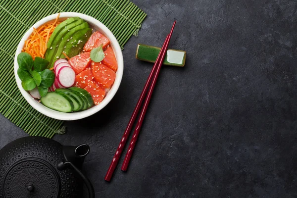 Poke tigela com salmão e legumes — Fotografia de Stock