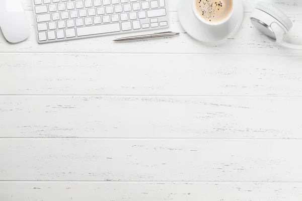 Table de travail de bureau avec PC et fournitures — Photo