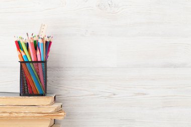 Eski kitap yığını ile Home ofis işyeri